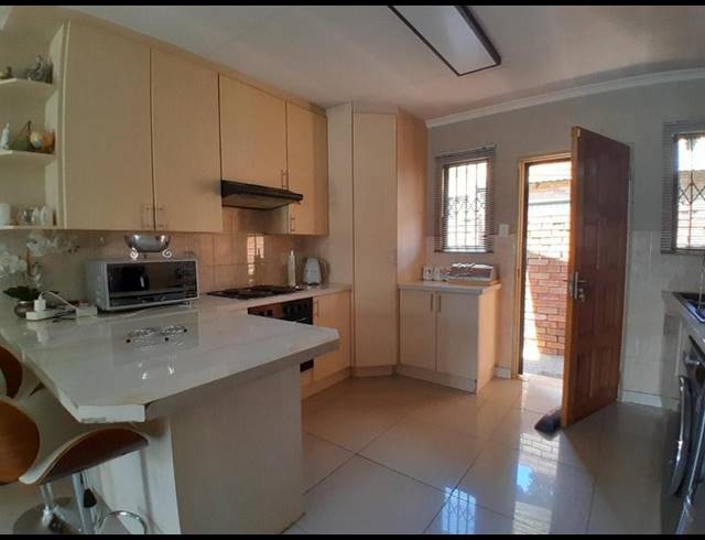 3 BEDROOM TOWNHOUSE FOR SALE IN HEUWELSIG ESTATE